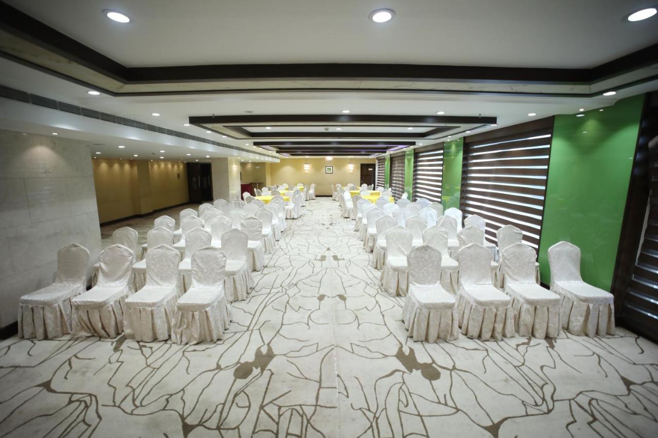 The Byke Suraj Plaza Pure Veg, Тане Екстериор снимка