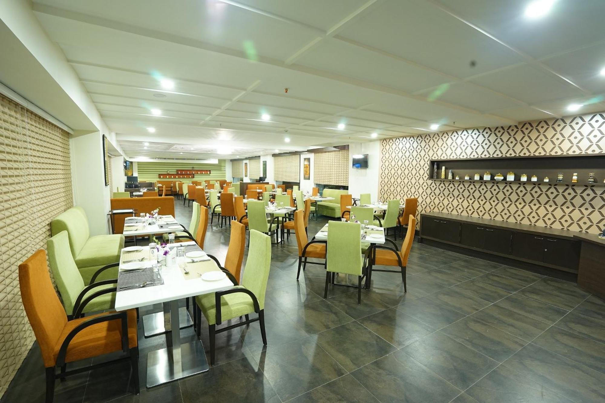 The Byke Suraj Plaza Pure Veg, Тане Екстериор снимка