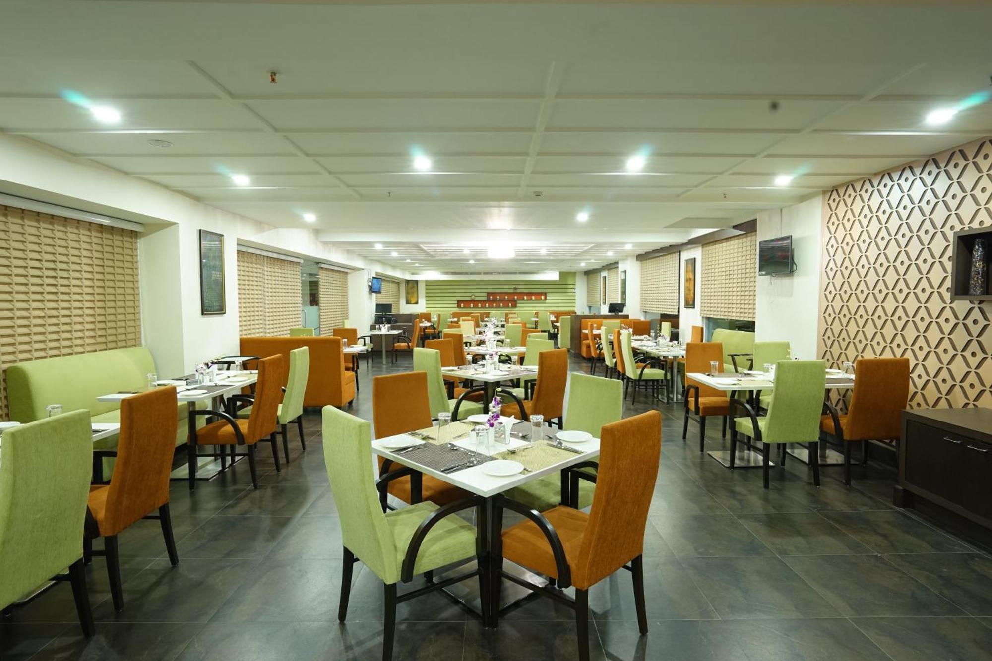 The Byke Suraj Plaza Pure Veg, Тане Екстериор снимка
