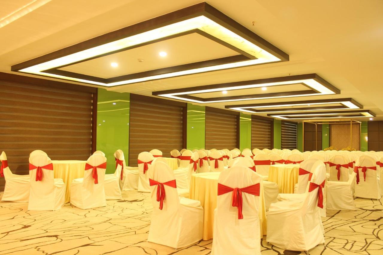 The Byke Suraj Plaza Pure Veg, Тане Екстериор снимка